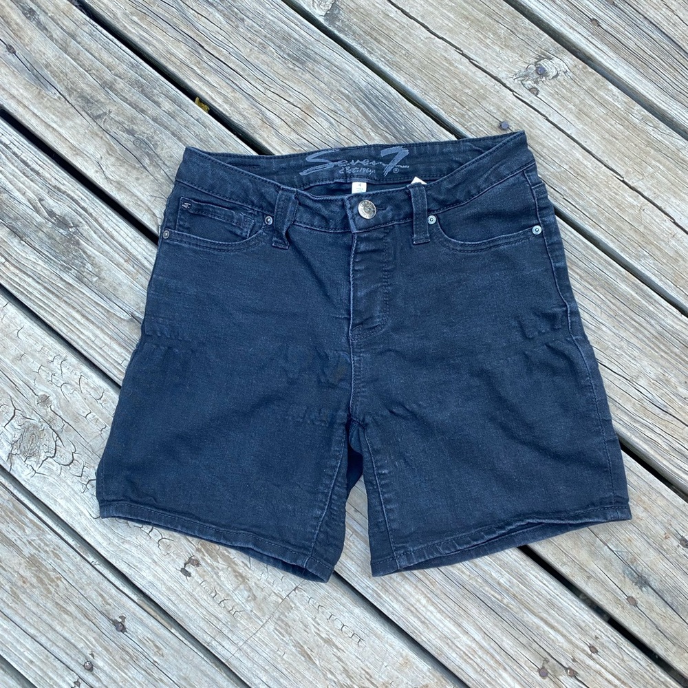 Seven7 stretchy Bermuda shorts with a hem that can easily be rolled.